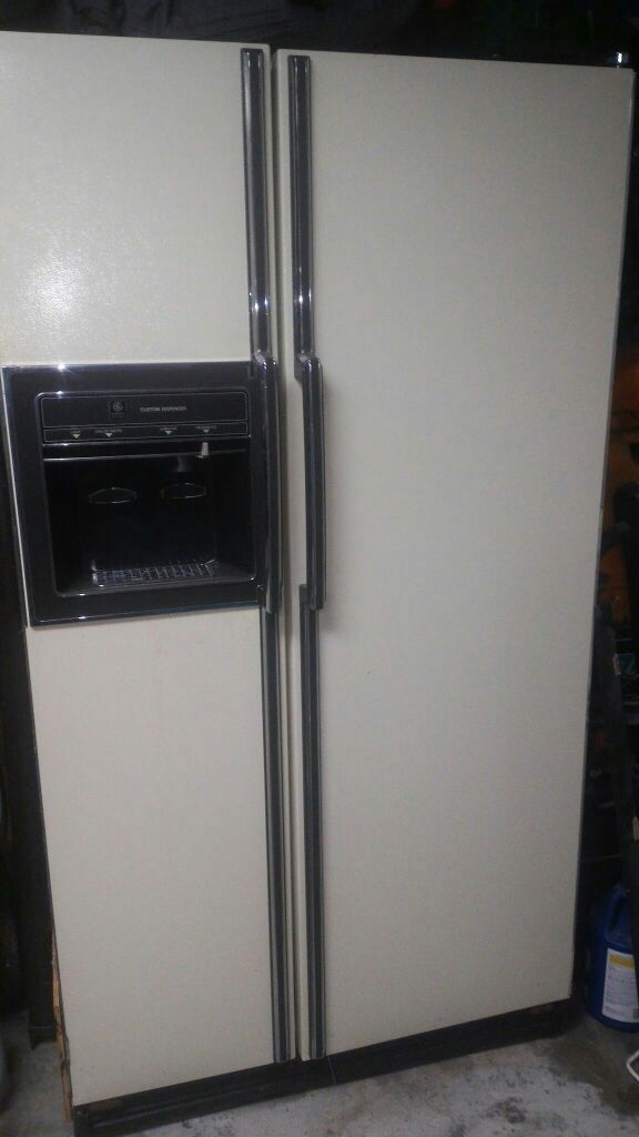GE - TFX24R - No Frost refrigerator/freezer 23.5 cubic feet works great. $50 OBO