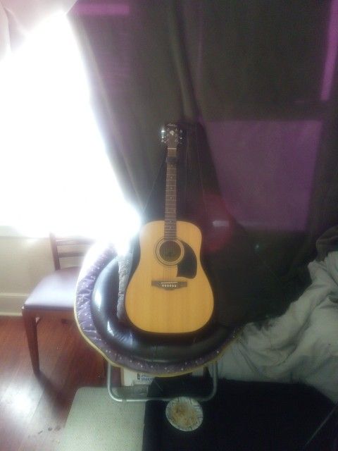Acoustic Guitar/ Washburn/  Like New !