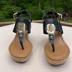 Women’s Tommy Hilfiger Manne Black & Gold Wedge Sandal Shoe 7.5