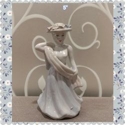 CERAMIC VICTORIAN STYLE WOMAN FIGURINE (READ)
