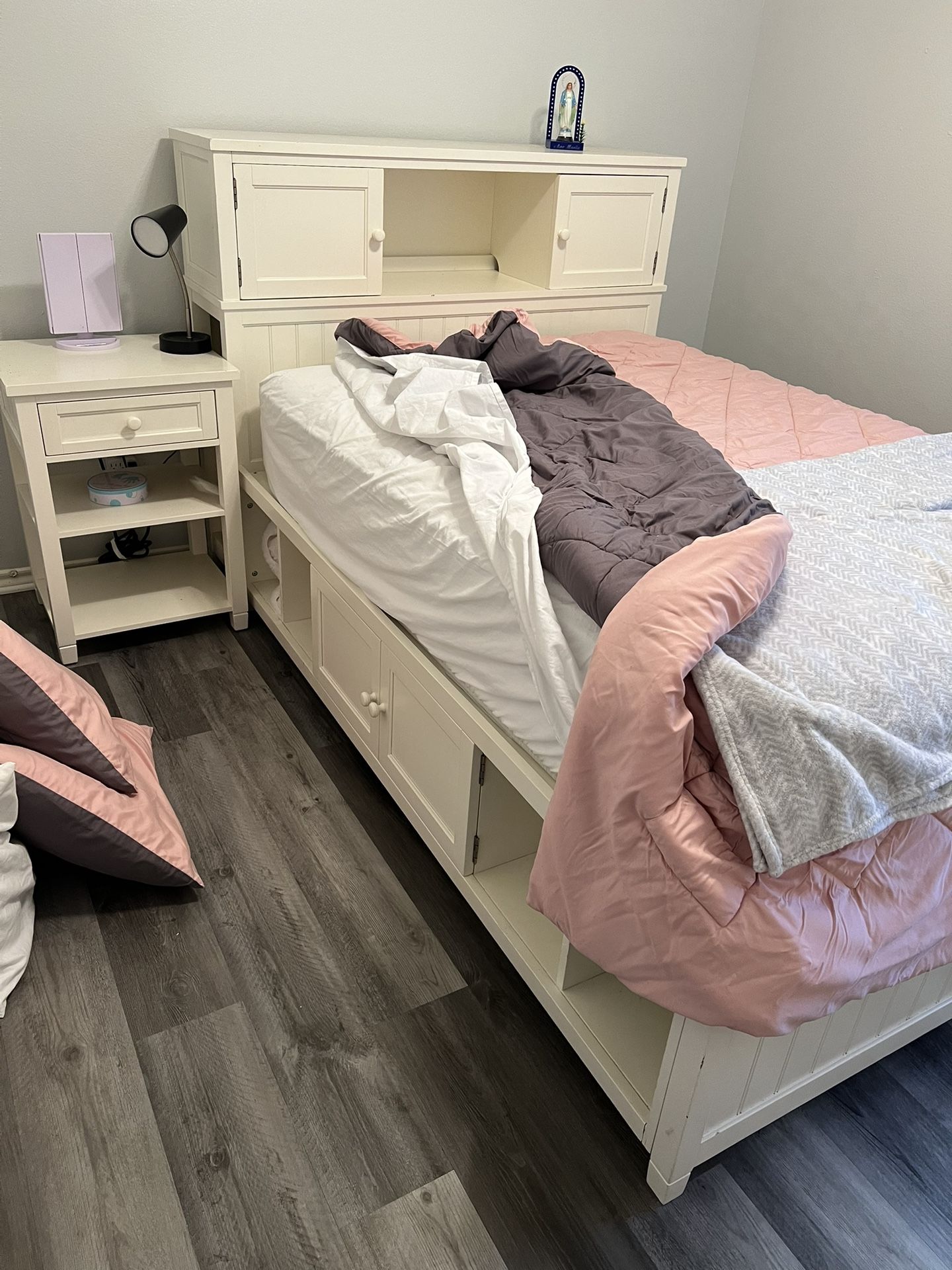 Pottery barn queen size bedroom set. Smoke free, pet free home.