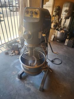 Batidora Industrial Globe De 30 Cuartos   puedes Pasar y calarla cuando gustes 2400 asme una oferta rasonable  quiero sacarla por motion De biaje