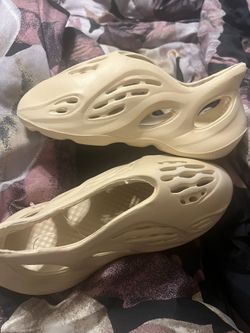 Tan Foam Runners  Size 8Womens (not authentic)