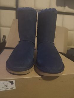 Ugg Botas. Size. #. 5. $80. New