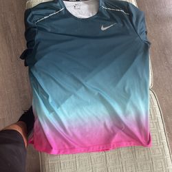 Beautiful NIKE Shirt XL