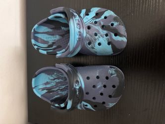 Crocs. US 6C