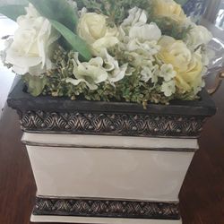 Beautiful Like New Decor Flower Pot In Weeki Wachee Spring Hill