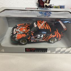 RARE MODEL CARS 1:18 Porsche, Corvette C12