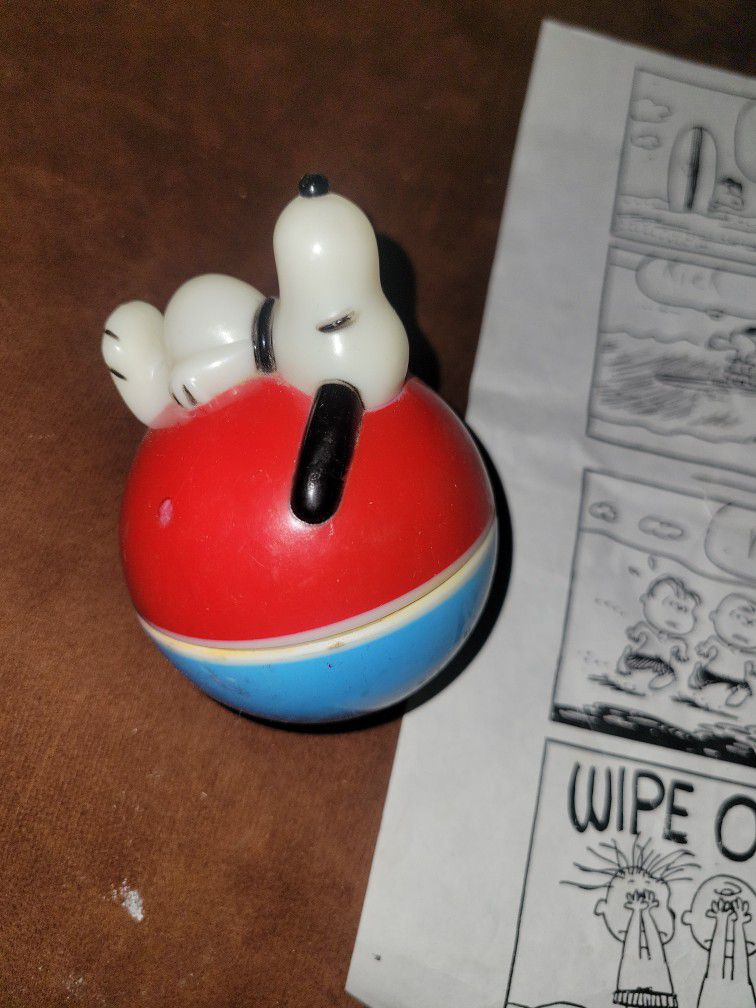 A snoopy cat toy