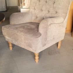Tufted Accent Chair 