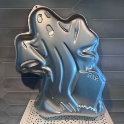 Vintage 1982 Wilton Halloween Ghost Aluminum cake pan  15 1/2” t x 12” w x 2 ” deep
