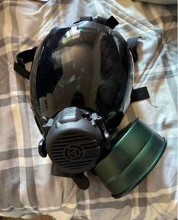 MSA MILLENIUM GAS MASK, TINTED LENS, MSA VPU AND CANISTER FILTER INCLUDED