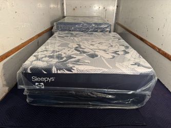 Like New! Sleepy's Queen Mattress - Delivery Available