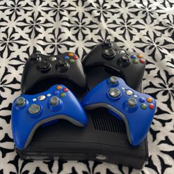 Xbox 360 W/4 Controllers