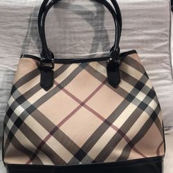 Bolsa Burberry Mediana. Casi Nueva 