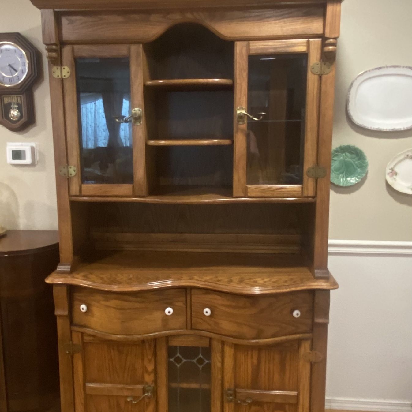 Vintage Pulaski Furniture “Keepsake” Honey Oak Lighted China/Hutch