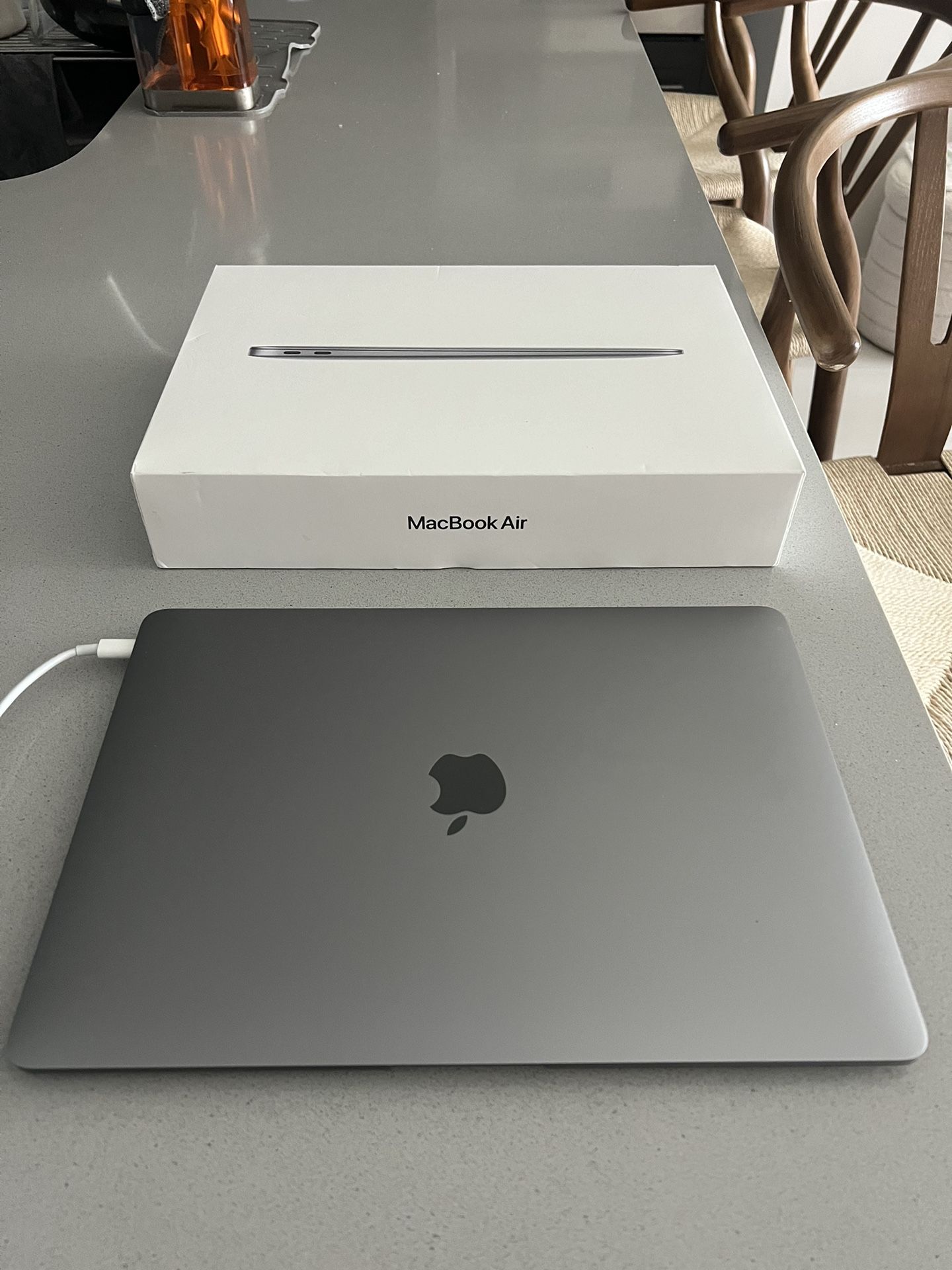 MCKBOOK AIR 2020- Almost New