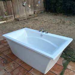 Maax Freestanding Bathtub 