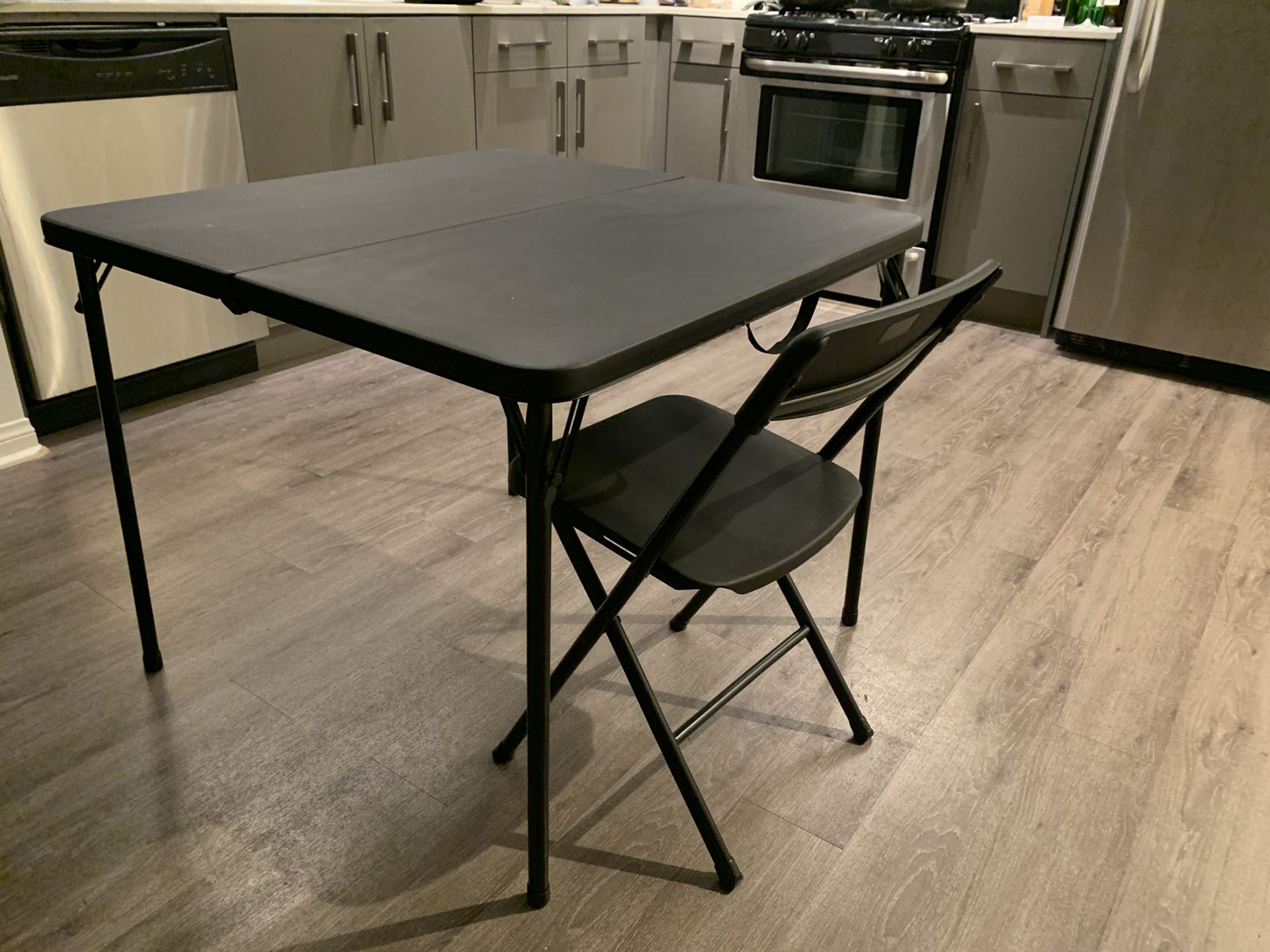 Portable folding dining table with 4 chairs like new