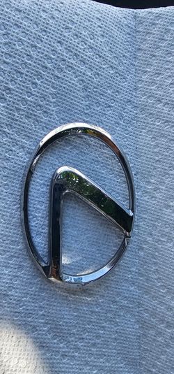Lexus emblem used