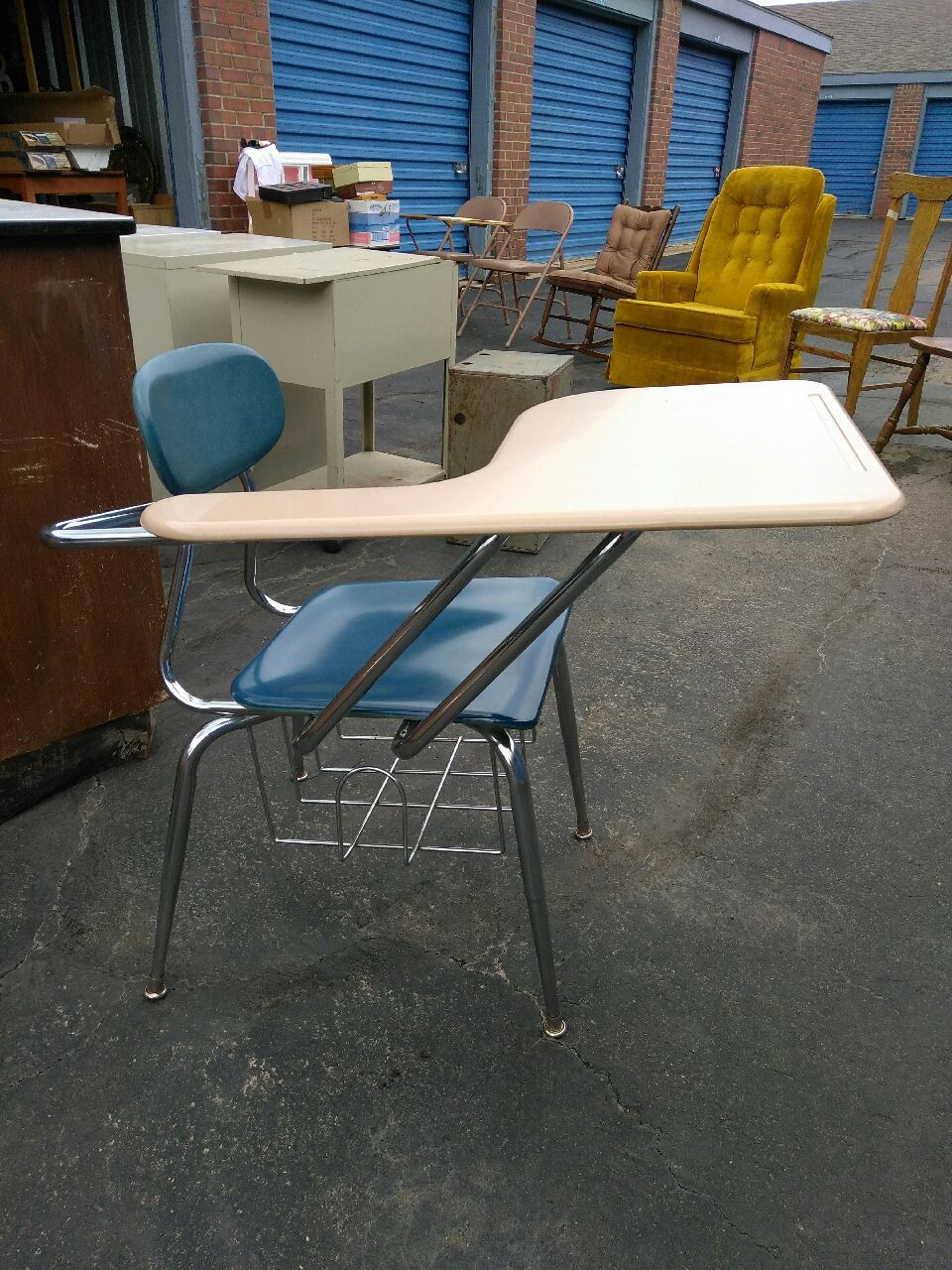 !!!/School desk chairs $10each OBO delivery available !!!
