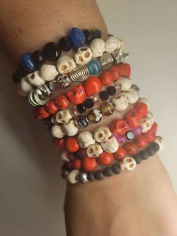 10 BEAUTIFUL HALLOWEEN STONE SKULL BRACELETS
