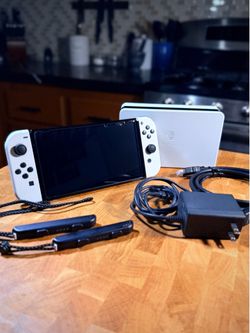 Nintendo Switch OLED White Bundle – Excellent Condition