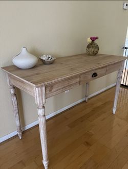 Entry Table / Desk