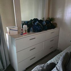Dresser With Mirror 