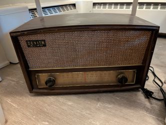 Antique Zenith AM/FM tube radio