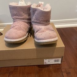 Uggs Boots Gently Used Size 6 Light Pink Color With Silver Bowl At The Back