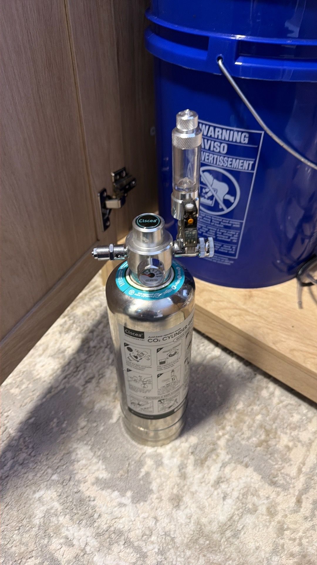 Small co2 canister for fish tanks
