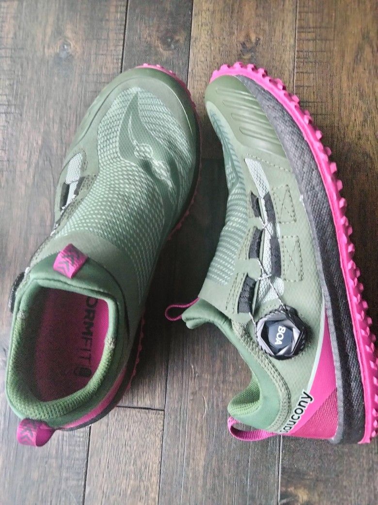 New Ladies size 8 Saucony Switchback sneakers