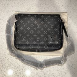 Louis Vuitton LV Monogram Eclipse district pm 