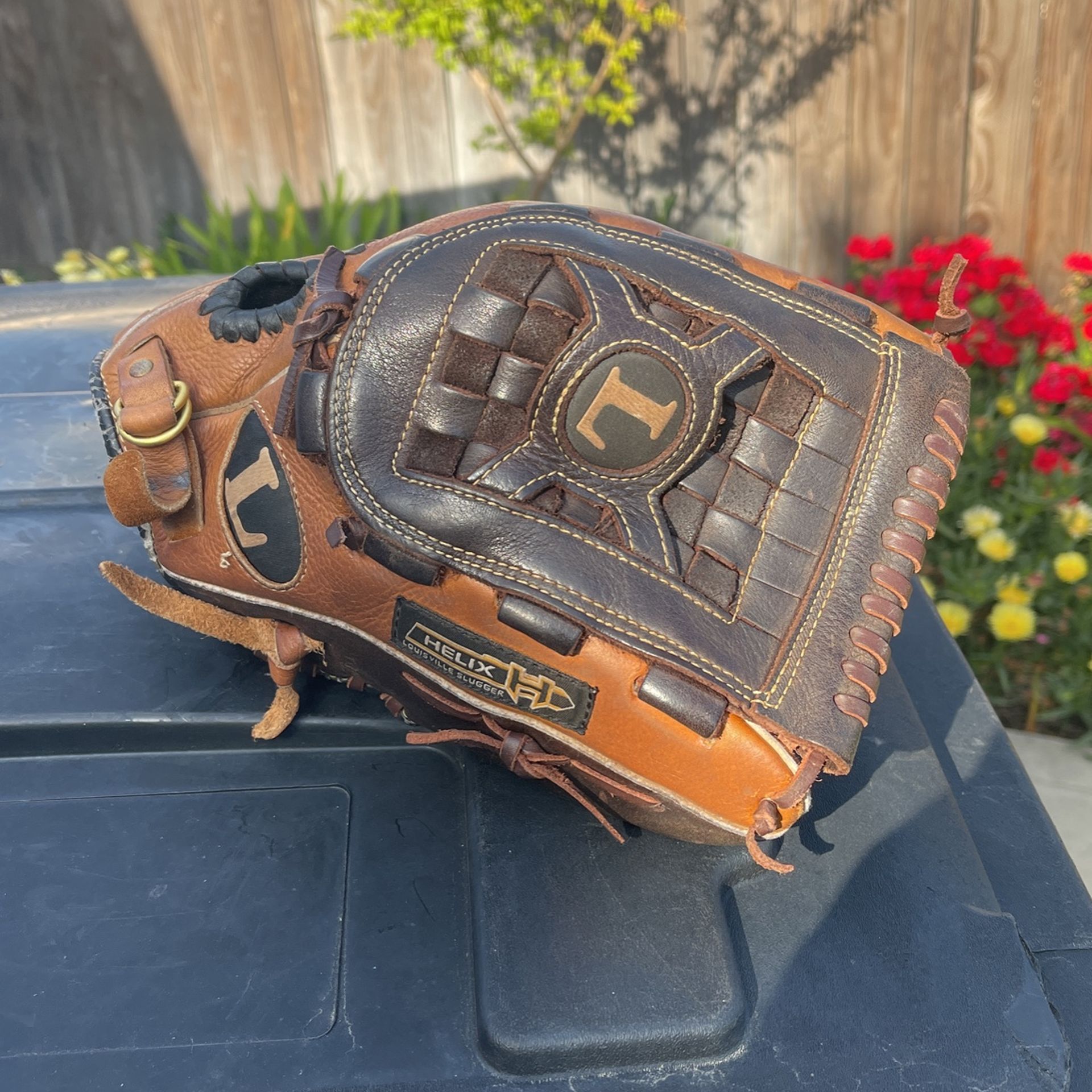 Softball Glove - Louisville Slugger TPX Helix