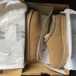 Youth size 5 Uggs Tasman slippers
