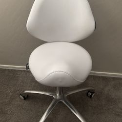 Aesthetician chair, Saddle stool
