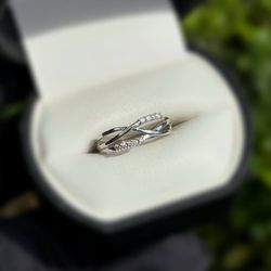 Jewelry 10k solid white gold diamonds 0.12CTW ring sz 7.00