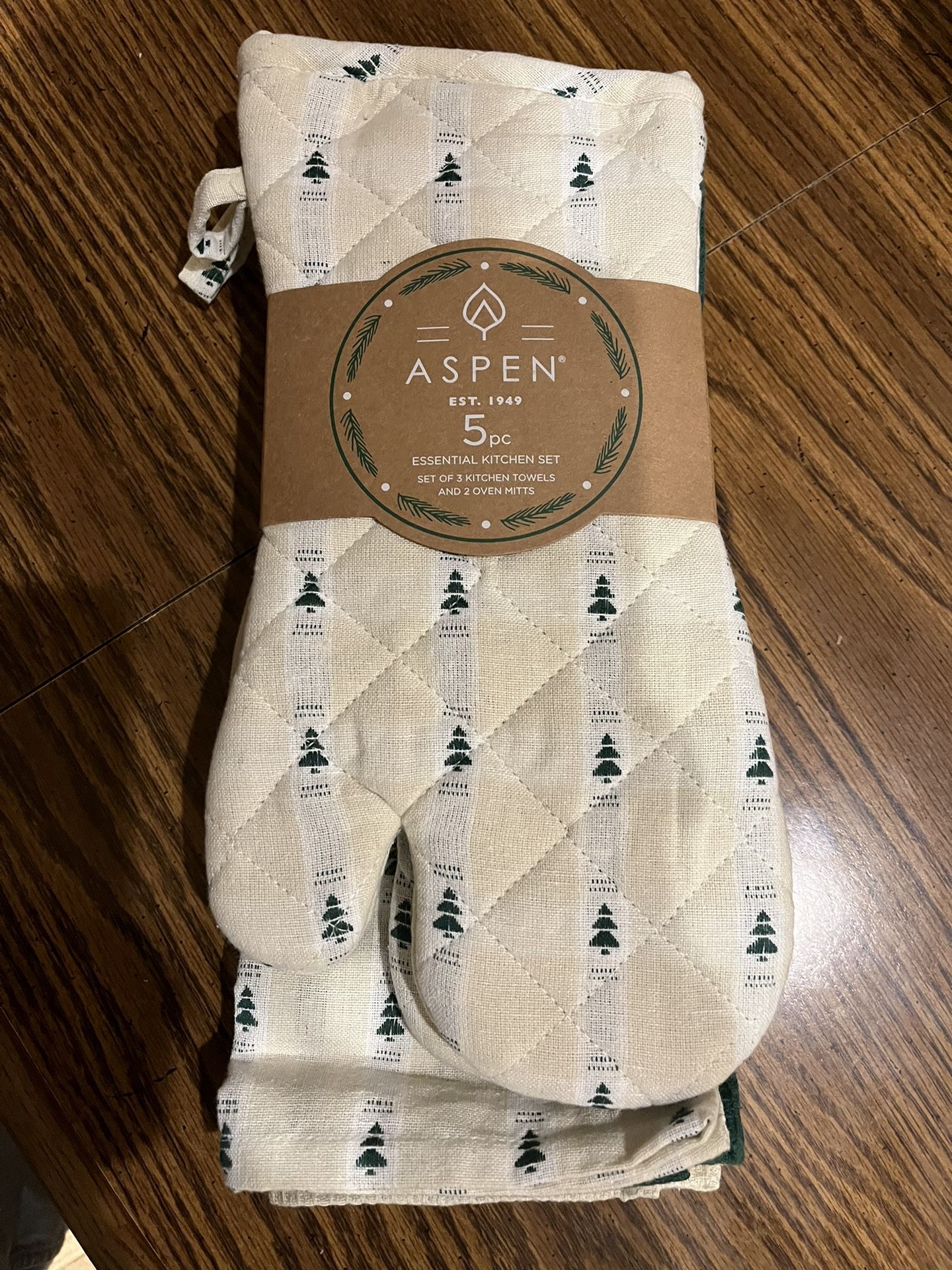 Kitchen hot gloves and 3 towel gift set, NEW.