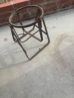 ANTIQUE / VINTAGE 5 GALLON WATER BOTTLE / JUG METAL TILT HOLDER RACK STAND THAT CRADLES TJE BOTTLE.