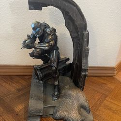 Halo Statue