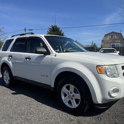 ⸻  2011 Ford Escape Hybrid 4D SUV 4WD 250,000 miles  Clean title Runs and drives great Well-maintained and reliable Newer tires  Fuel-efficient hybrid