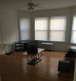 Table with 2 matching end tables