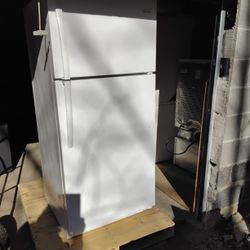 Nice White Frigidaire Refrigerator And Freezer Apartment Size Very Clean Display Model. 