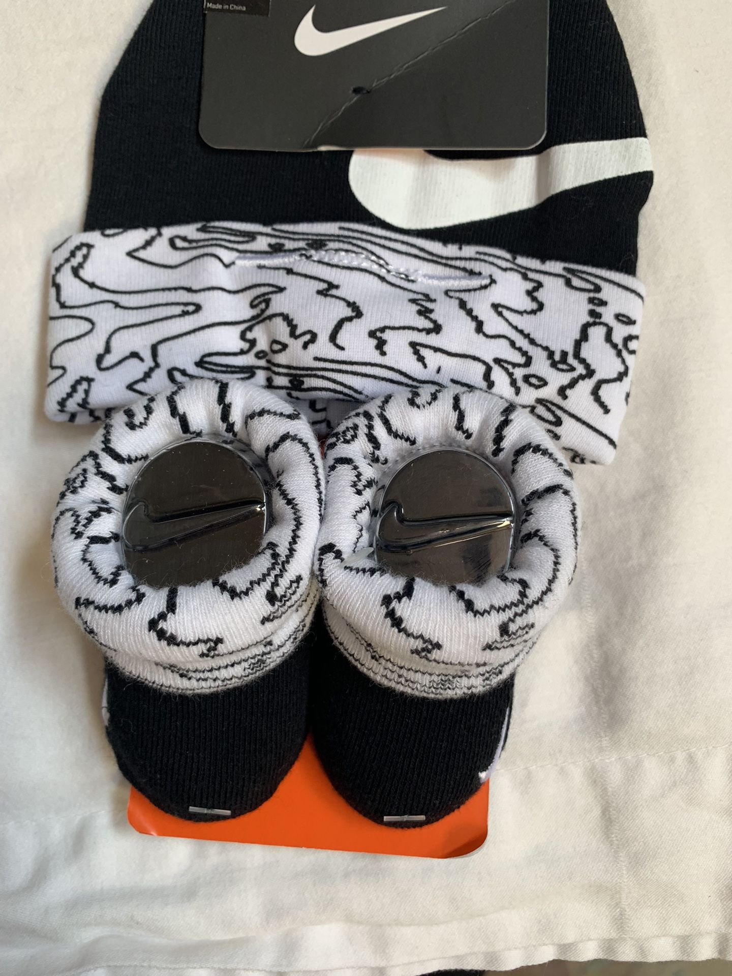 Nike Infant 2-Piece Set Of Hat And Booties Black/ White Size 0-6m