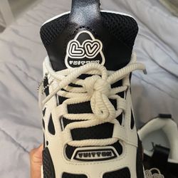 Black/white Louie Vuitton Stakes