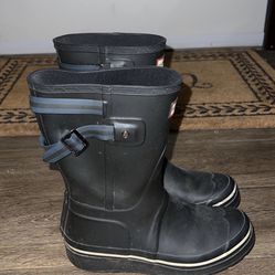 Hunter boots Size 7/12  End Ugg Boots Size 8 30 Each pair 
