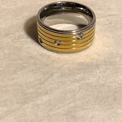 Wide Band Unisex Ring. Size 7.5-8. Like New Condition. Very Nice Ring. And Has A Comfort Fit Inside. Very Comfortable.  Made Of Stainless 