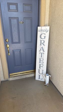 Simply grateful sign and door decor