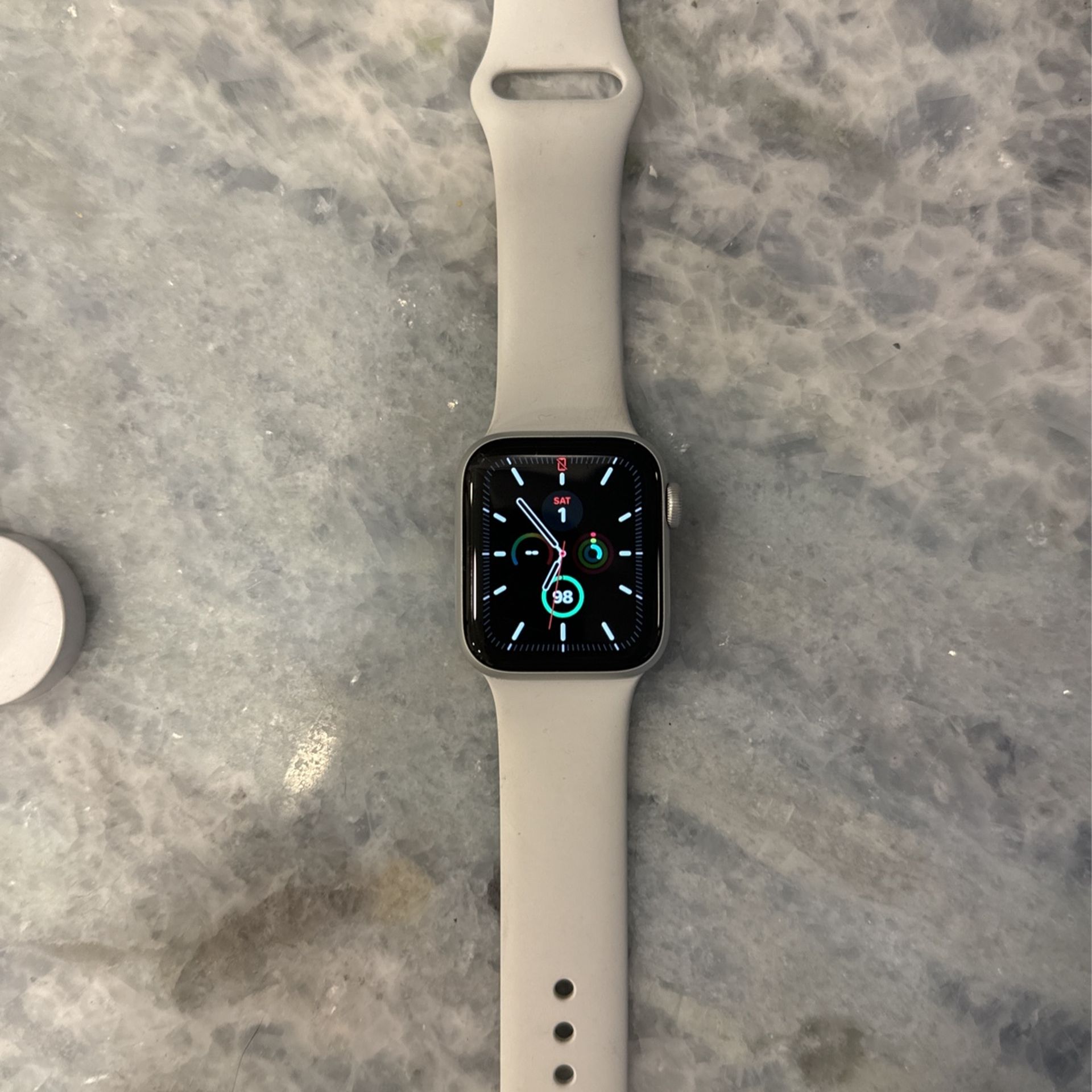Apple Watch SE 6 Silver With Band And Charger 
